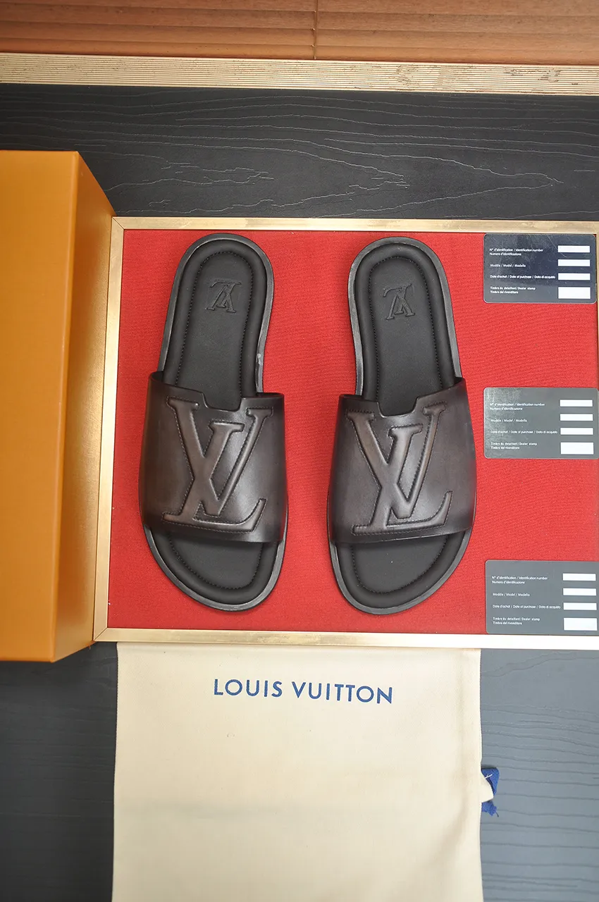 Men's shoes 💰360💶 [Louis Vuitton LV slippers] (high-end cowhide) counter 1:1 fashion style, a must-have for summer! The designer used LV’s iconic outsole. The original simple slippers instantly become fashionable! The upper is made of flexible special cowhide leather straps alternately, and the workmanship is exquisite! A must-have for stylish men in summer, size 38-46 (45 46 customized)